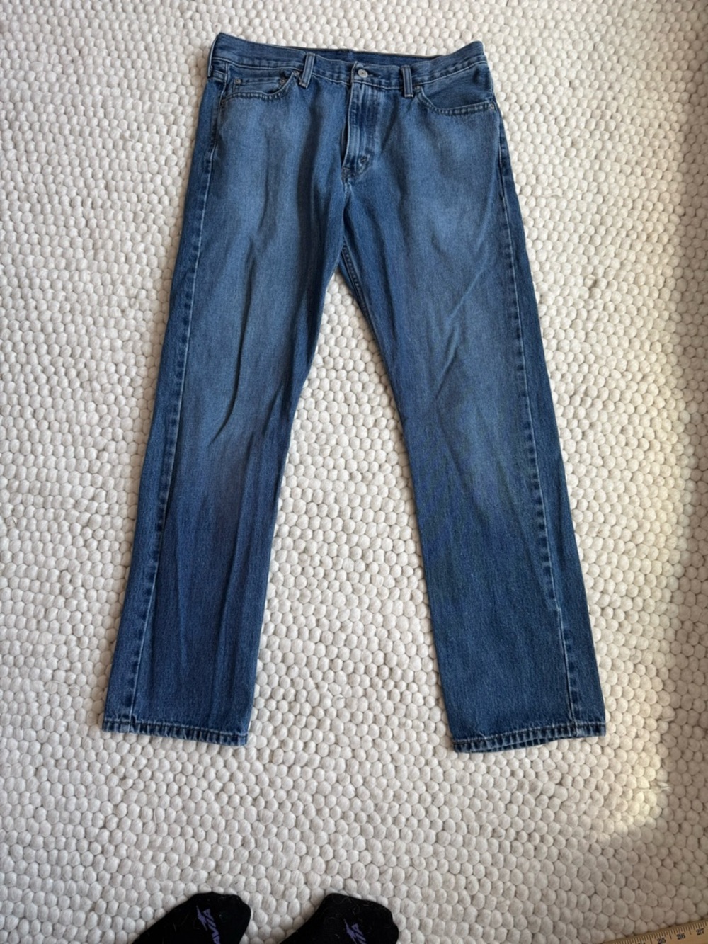 Levi's 504. 33/32 Men's Medium Blue Wash Straight Jeans Zip Fly 5 Pocket Design